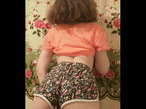 ❤️ Garota jovem e sexy tirando seus shorts da câmera ☑ Porno em nós ❌️