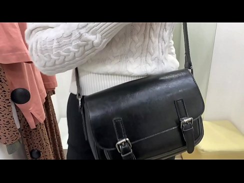 ❤️ Masturbação pública da jovem cadela FeralBerry com um dildo no provador ☑ Porno em nós ❌️